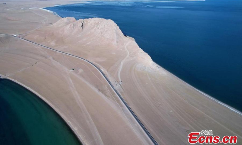 Aerial view of Serling Tso Lake in winter in Nagqu, southwest China's Xizang Autonomous Region, Dec. 9, 2024. (Photo: China News Service) 