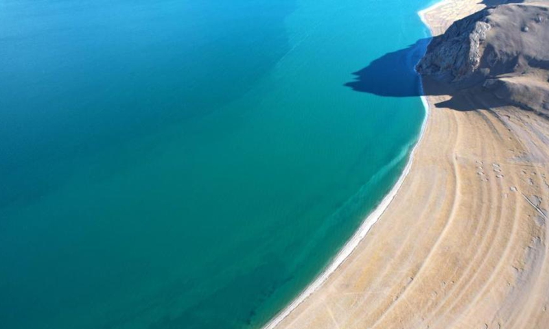 Aerial view of Serling Tso Lake in winter in Nagqu, southwest China's Xizang Autonomous Region, Dec. 9, 2024. (Photo: China News Service) 