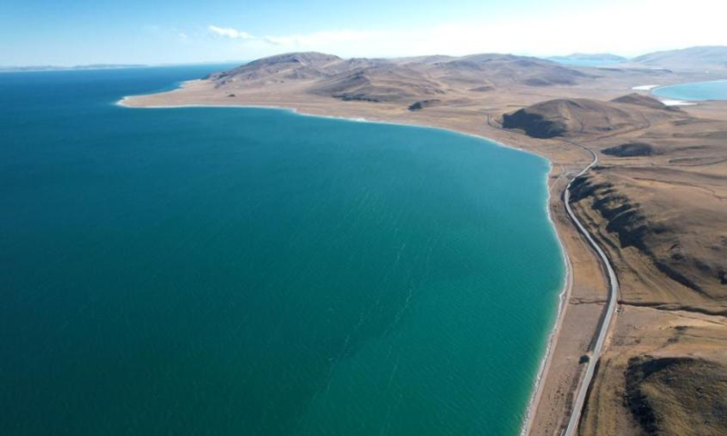 Aerial view of Serling Tso Lake in winter in Nagqu, southwest China's Xizang Autonomous Region, Dec. 9, 2024. (Photo: China News Service) 