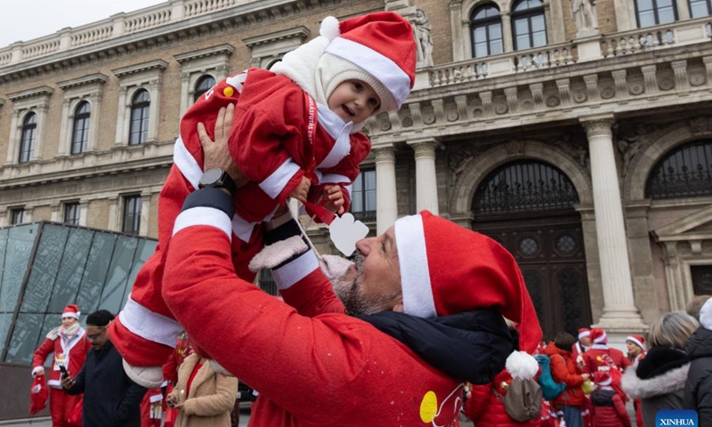 People in Santa Claus costumes participate in the annual Santa Run in Budapest, Hungary on Dec. 8, 2024. (Photo:Xinhua)