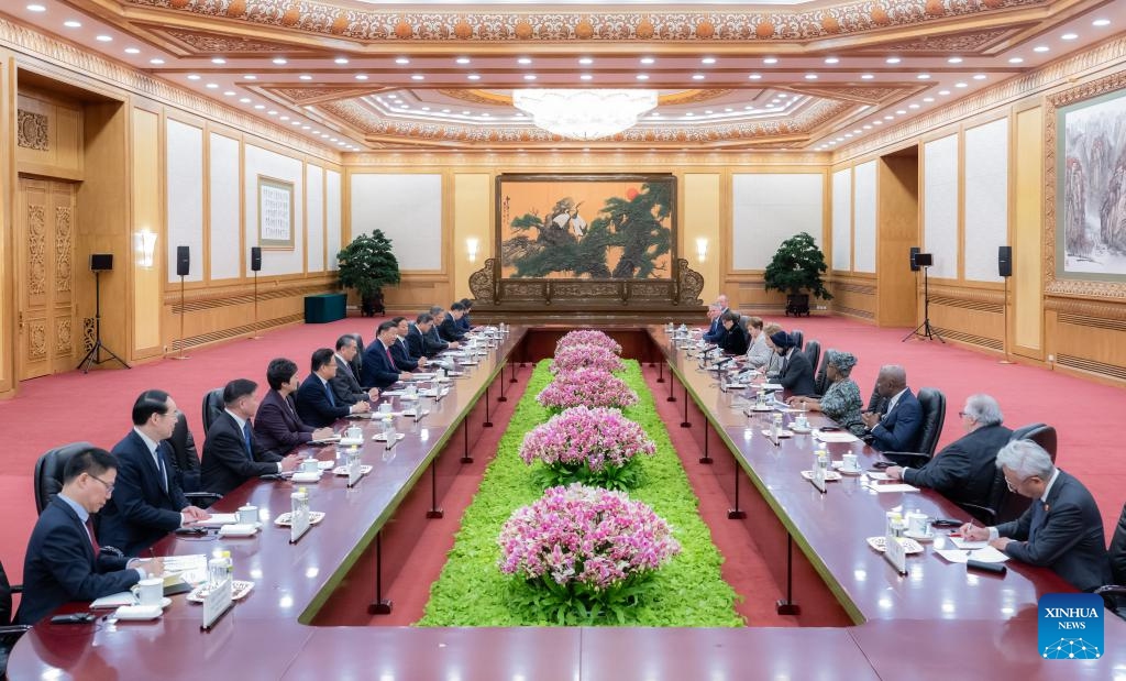 Chinese President Xi Jinping meets with heads of major international economic organizations, who came here for the 1+10 Dialogue, at the Great Hall of the People in Beijing, capital of China, Dec. 10, 2024.  (photo: Xinhua)