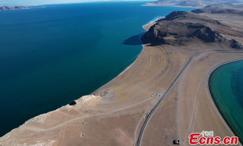 Aerial view of Serling Tso Lake in winter in Nagqu, southwest China's Xizang Autonomous Region, Dec. 9, 2024. (Photo: China News Service) 