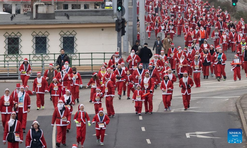 People in Santa Claus costumes participate in the annual Santa Run in Budapest, Hungary on Dec. 8, 2024. (Photo:Xinhua)