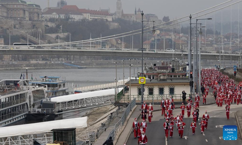 People in Santa Claus costumes participate in the annual Santa Run in Budapest, Hungary on Dec. 8, 2024. (Photo:Xinhua)