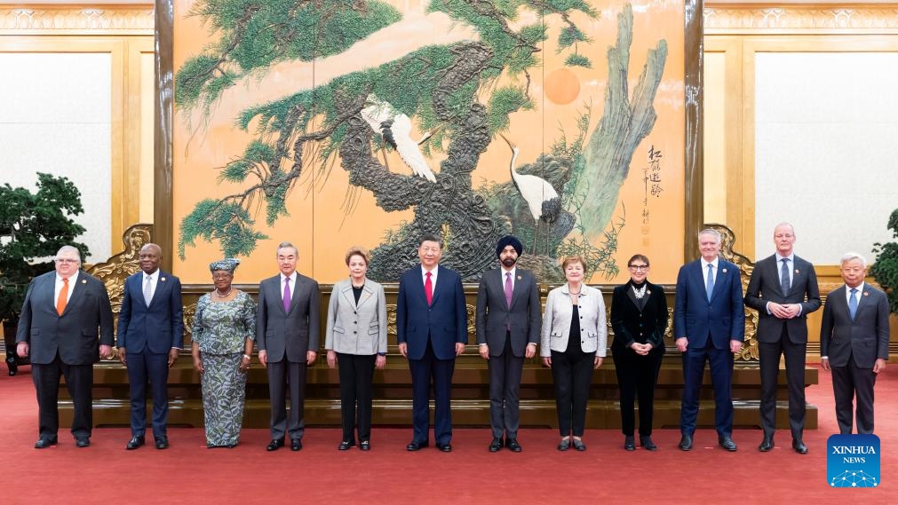 Xi meets heads of major international economic organizations