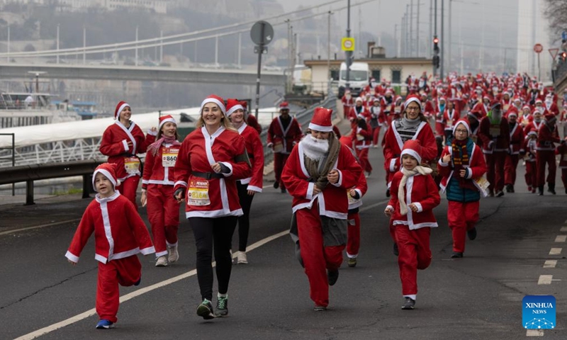 People in Santa Claus costumes participate in the annual Santa Run in Budapest, Hungary on Dec. 8, 2024. (Photo:Xinhua)