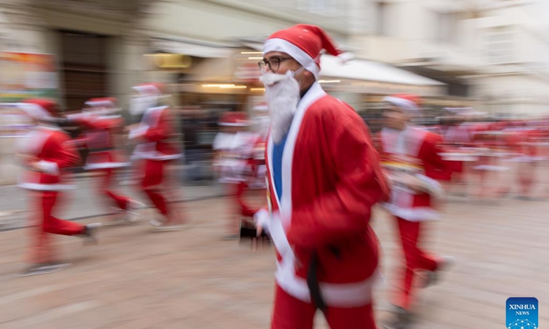 People in Santa Claus costumes participate in the annual Santa Run in Budapest, Hungary on Dec. 8, 2024. (Photo:Xinhua)