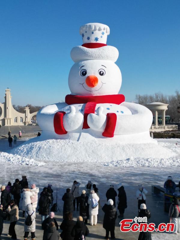 An iconic giant snowman welcomes visitor at the 37th Harbin Sun Island International Snow Sculpture Art Expo in Harbin, northeast China's Heilongjiang Province, Dec. 8, 2024. (Photo: ecns.cn)