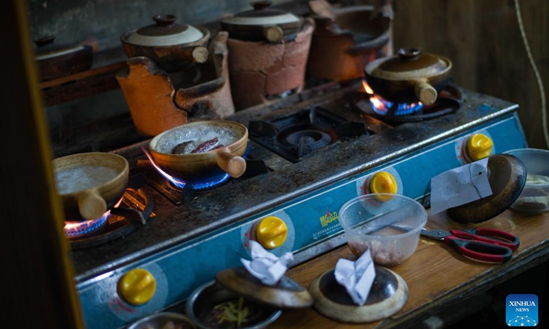 This photo shows clay pot rice being cooked in Macao, south China, Dec. 8, 2024. (Photo: Xinhua)