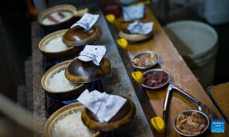 This photo shows clay pot rice being cooked in Macao, south China, Dec. 8, 2024. (Photo: Xinhua)