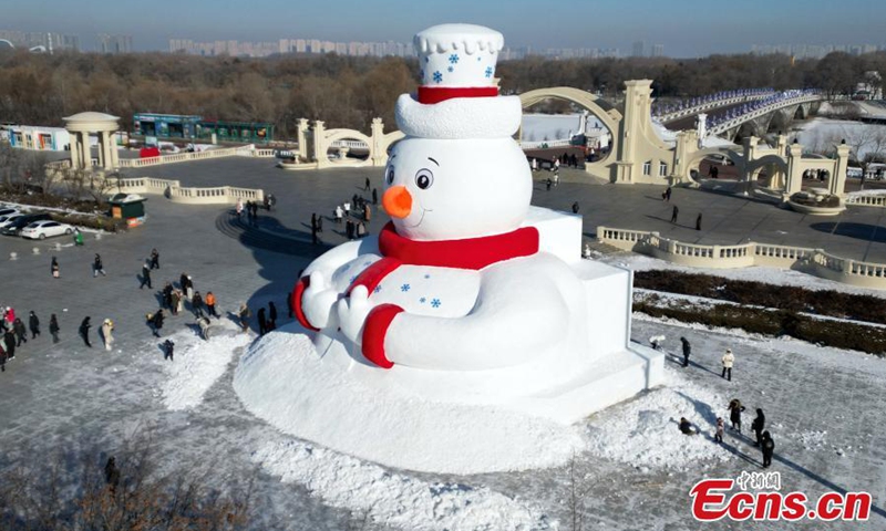 An iconic giant snowman welcomes visitor at the 37th Harbin Sun Island International Snow Sculpture Art Expo in Harbin, northeast China's Heilongjiang Province, Dec. 8, 2024. (Photo: ecns.cn)