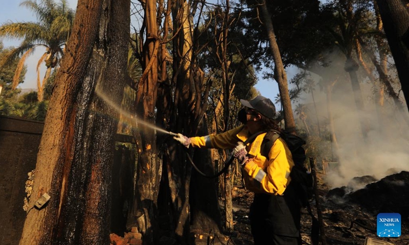 A firefighter tries to contain the wildfire on a hill in Malibu, California, the United States, Dec. 10, 2024. (Photo: ecns.cn)