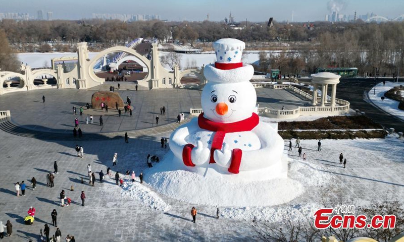 An iconic giant snowman welcomes visitor at the 37th Harbin Sun Island International Snow Sculpture Art Expo in Harbin, northeast China's Heilongjiang Province, Dec. 8, 2024. (Photo: ecns.cn)