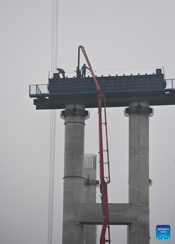 People work at the construction site of an expressway linking Yufeng and Yizhou in south China's Guangxi Zhuang Autonomous Region, Dec. 10, 2024. (Photo: Xinhua)