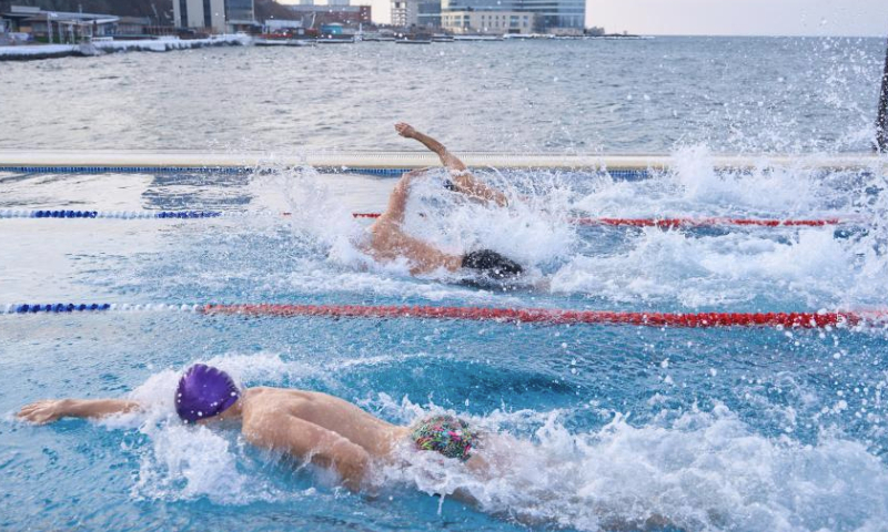 People swim during a winter swimming race in Vladivostok, Russia, Dec. 21, 2024.

Vladivostok held a winter swimming festival on Saturday and attracted many local residents and tourists to participate. (Photo by Guo Feizhou/Xinhua)