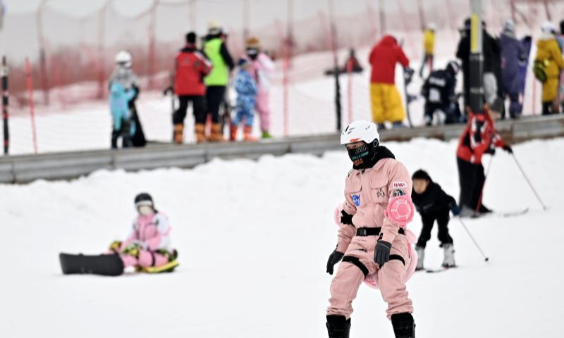 Tourists ski at Yuehai Ski Resort in Yinchuan, northwest China's Ningxia Hui Autonomous Region, Dec. 22, 2024. (Xinhua/Wang Peng)