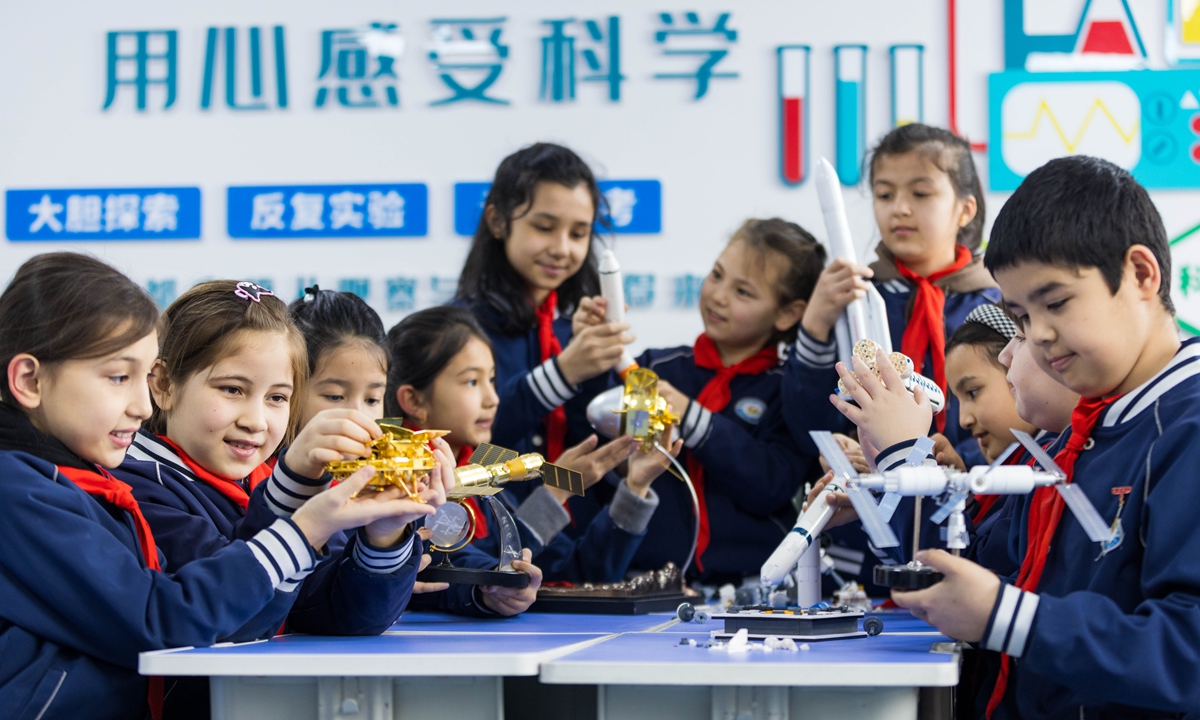 Elementary school students look at aerospace models in Urumqi, Northwest China's Xinjiang Uygur Autonomous Region, on December 11, 2024. Through various activities such as learning scientific knowledge and hands-on model making, the students explore the mysteries of science, inspiring their interest in learning and applying science. Photo: VCG