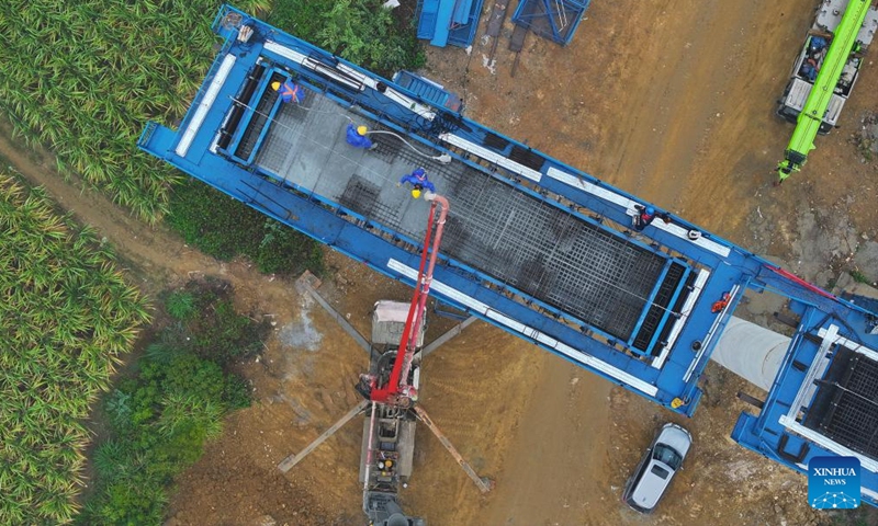 People work at the construction site of an expressway linking Yufeng and Yizhou in south China's Guangxi Zhuang Autonomous Region, Dec. 11, 2024. (Photo: Xinhua)