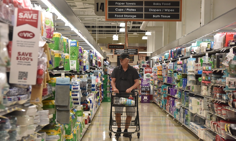 A customer shops at a supermarket in Arlington, Virginia, US on August 14, 2024. Photo: VCG