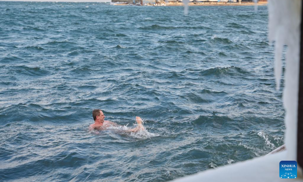 A man swims in Vladivostok, Russia, Dec. 21, 2024. Vladivostok held a winter swimming festival on Saturday and attracted many local residents and tourists to participate. (Photo：Xinhua)