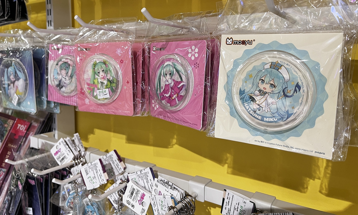 Metal badges adorned with characters from anime.  Photo: VCG