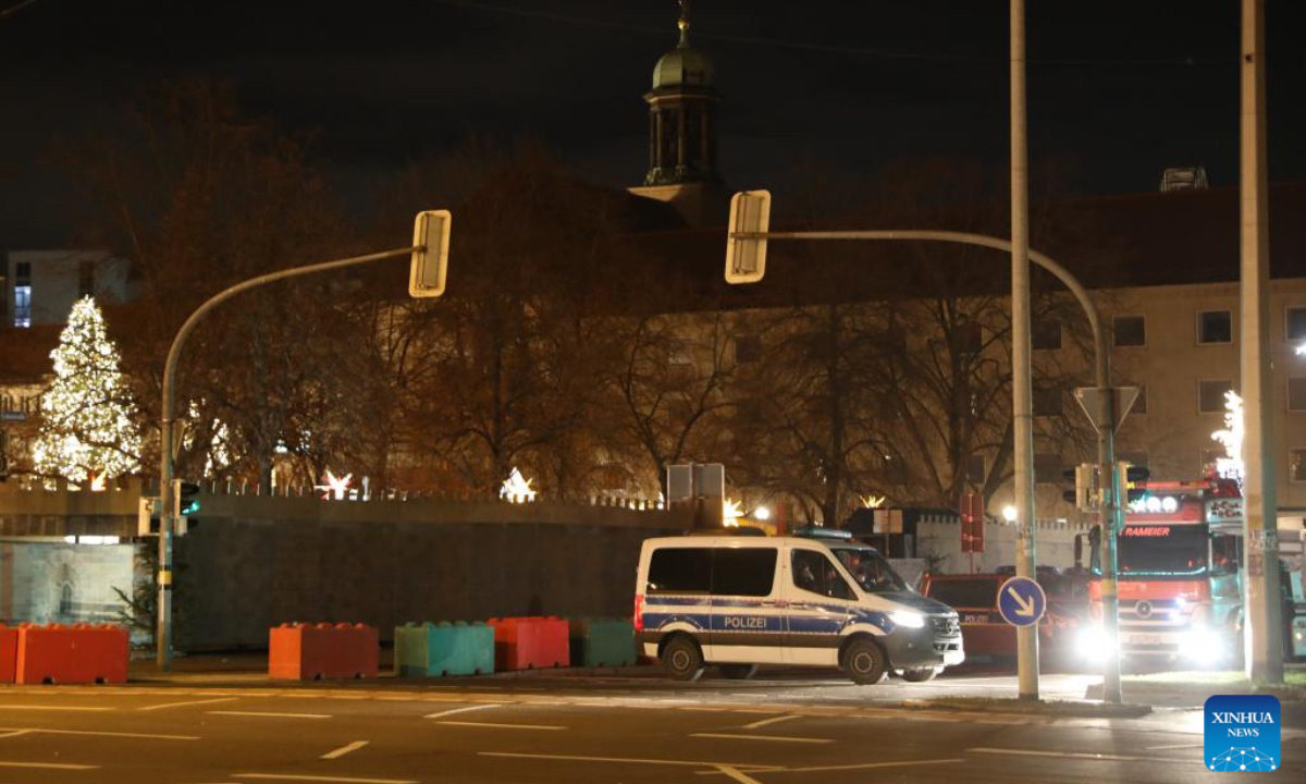 This photo shows a street cordoned off near a Christmas market where a car rammed into a crowd in Magdeburg, Germany, Dec. 21, 2024. A car plowed through a Christmas market in the central German city of Magdeburg on Friday evening, killing at least two people - an adult and a small child - and injuring over 60, Saxony-Anhalt's state premier announced. (Photo：Xinhua)