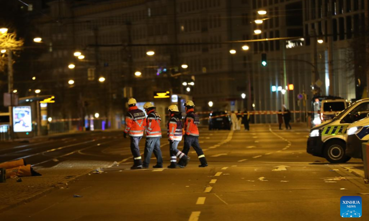 This photo shows rescuers near a Christmas market where a car rammed into a crowd in Magdeburg, Germany, Dec. 21, 2024. A car plowed through a Christmas market in the central German city of Magdeburg on Friday evening, killing at least two people - an adult and a small child - and injuring over 60, Saxony-Anhalt's state premier announced. (Photo：Xinhua)