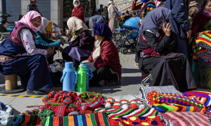 Residents sell handmade products at a trading fair at the Singpori relocation site in Shannan, southwest China's Xizang Autonomous Region, Dec. 17, 2024. A six-day trading fair kicked off on Tuesday at the Singpori relocation site, which is home to more than 30,000 relocated residents.

Singpori sits on the north bank of the Yarlung Zangbo River in the city of Shannan, at an altitude of 3,600 meters. (Xinhua/Jiang Fan)