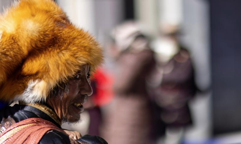 A resident is pictured at a trading fair at the Singpori relocation site in Shannan, southwest China's Xizang Autonomous Region, Dec. 17, 2024. A six-day trading fair kicked off on Tuesday at the Singpori relocation site, which is home to more than 30,000 relocated residents.

Singpori sits on the north bank of the Yarlung Zangbo River in the city of Shannan, at an altitude of 3,600 meters. (Xinhua/Jiang Fan)