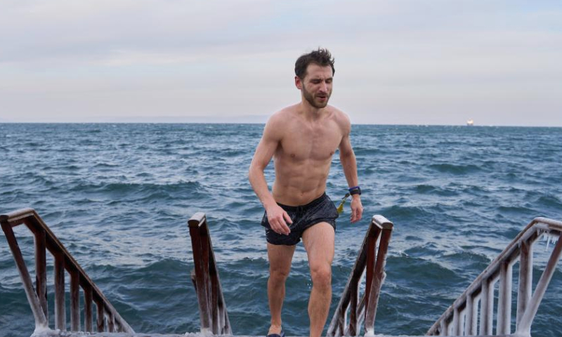 A man walks ashore after swimming in Vladivostok, Russia, Dec. 21, 2024.

Vladivostok held a winter swimming festival on Saturday and attracted many local residents and tourists to participate. (Photo by Guo Feizhou/Xinhua)