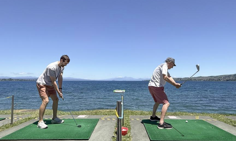 People play golf by Lake Taupo in Taupo, New Zealand, on Dec. 13, 2024. (Xinhua/Long Lei)