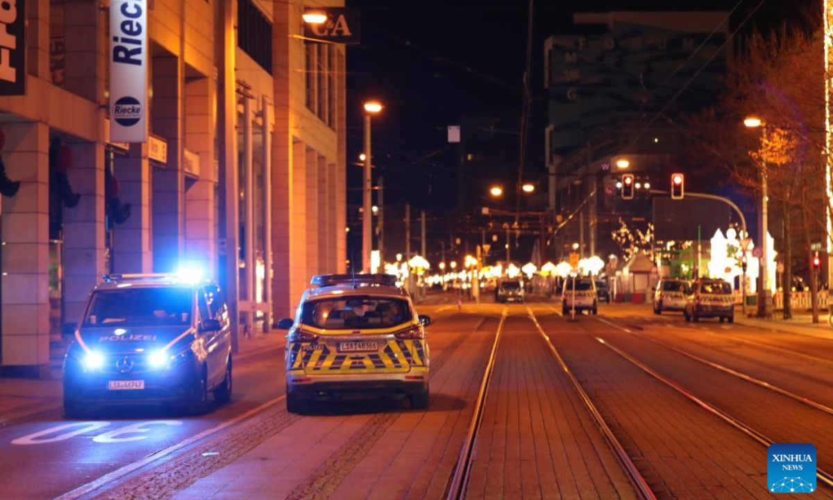 This photo shows a street cordoned off near a Christmas market where a car rammed into a crowd in Magdeburg, Germany, Dec. 21, 2024. A car plowed through a Christmas market in the central German city of Magdeburg on Friday evening, killing at least two people - an adult and a small child - and injuring over 60, Saxony-Anhalt's state premier announced. (Photo：Xinhua)