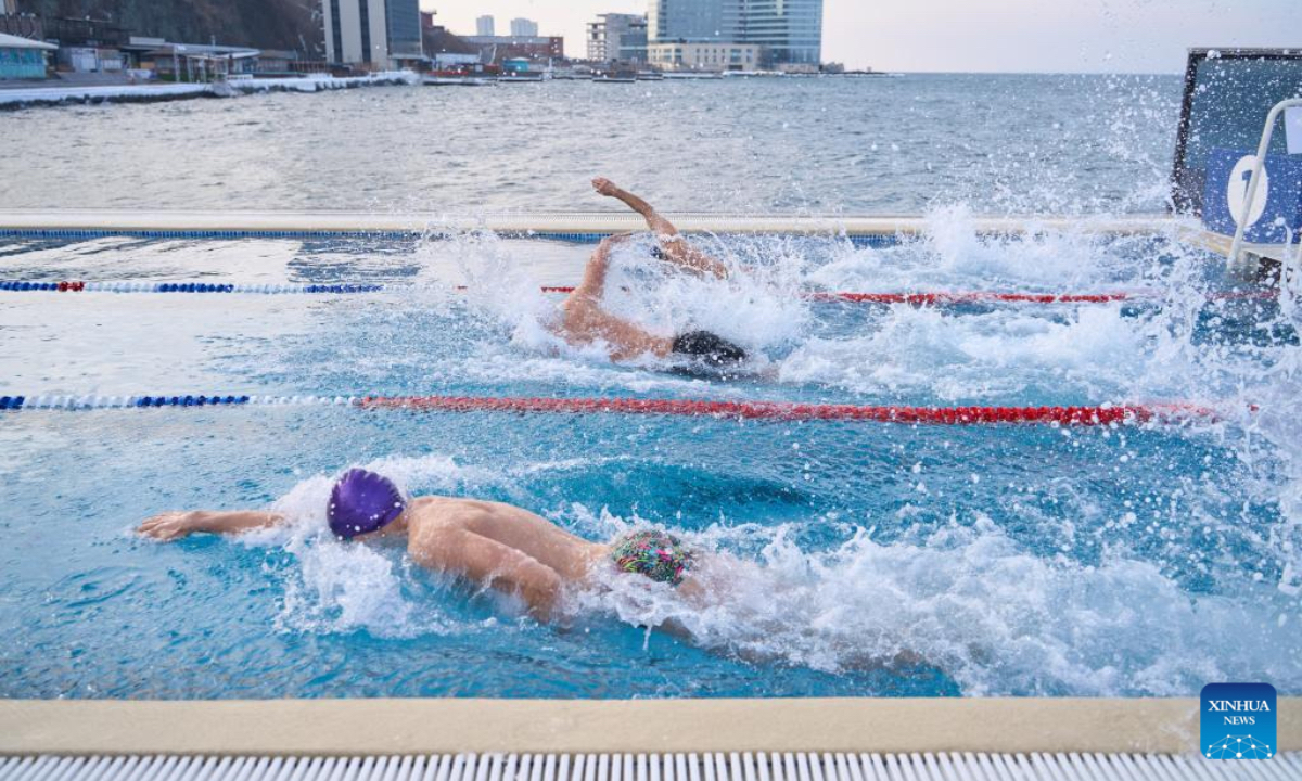 People swim during a winter swimming race in Vladivostok, Russia, Dec. 21, 2024. Vladivostok held a winter swimming festival on Saturday and attracted many local residents and tourists to participate. (Photo：Xinhua)