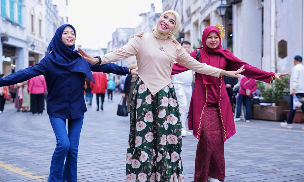 Influencers from ASEAN countries dance joyfully in the Qilou Old Street in Haikou, South China's Hainan Province. Photo: Courtesy of HNTV