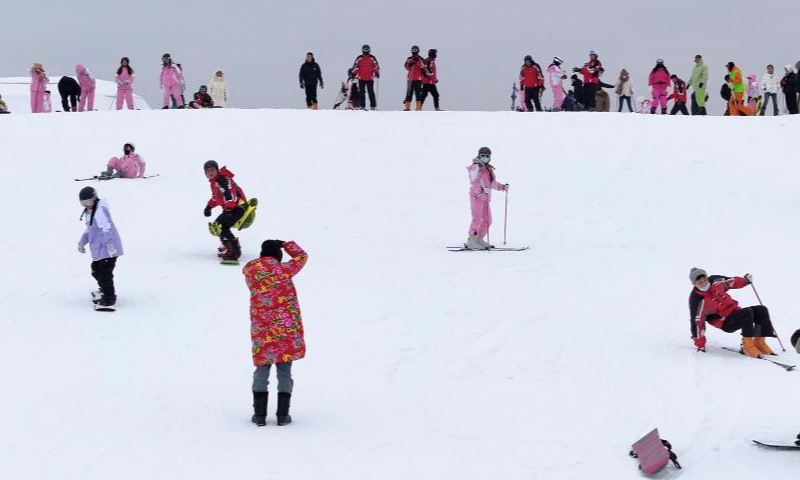 Tourists ski at Yuehai Ski Resort in Yinchuan, northwest China's Ningxia Hui Autonomous Region, Dec. 22, 2024. (Xinhua/Wang Peng)