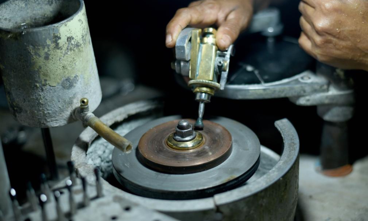 A worker cuts a gemstone in a small shop in Monaragala, Sri Lanka, on Dec. 19, 2024. Sri Lanka is rich in precious gems such as sapphires and rubies. (Photo：Xinhua)