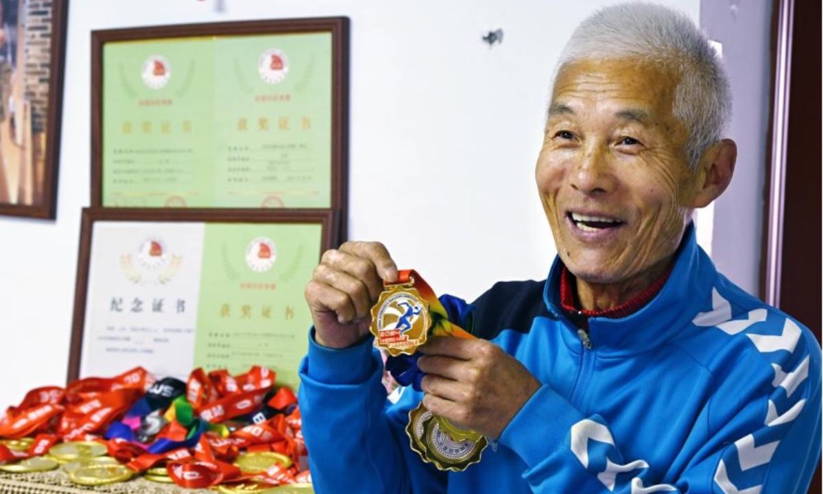 Jin Hui, from Qingdao, East China's Shandong Province, set a national record for the 70+ age group in the 100-meter race. Photo: Screenshot from Xinhua News Agency