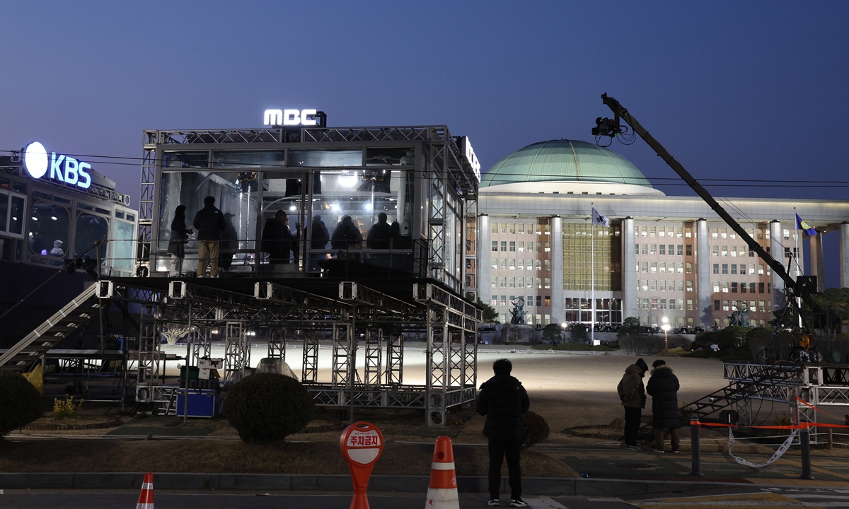 Broadcasters set up equipment for the live impeachment vote on South Korean President Yoon Suk-yeol outside the National Assembly in Seoul, South Korea, December 13, 2024. Lawmakers in South Korea will hold a second vote in parliament on Saturday on impeaching Yoon. Photo: VCG