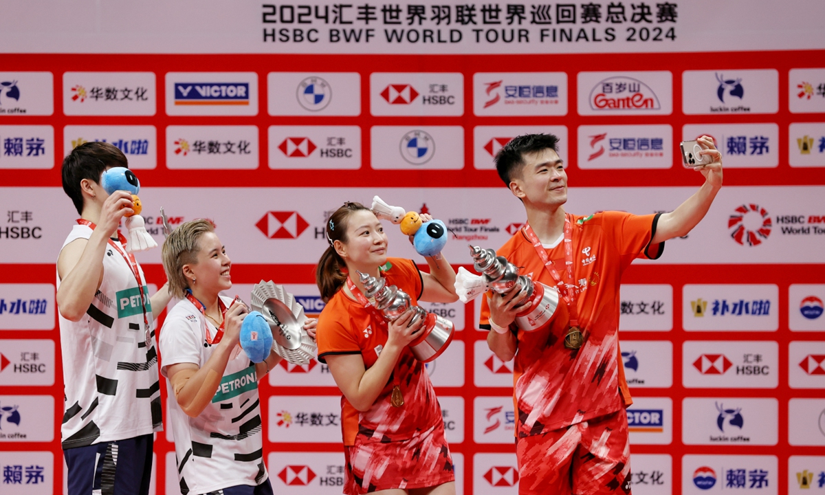 Chinese badminton players Zheng Siwei (first from right) and Huang Yaqiong (second from right) take a selfie with their opponents after winning the mixed doubles gold at the BWF World Tour Finals on December 15, 2024 in Hangzhou, East China's Zhejiang Province. Photo: Cui Meng/GT