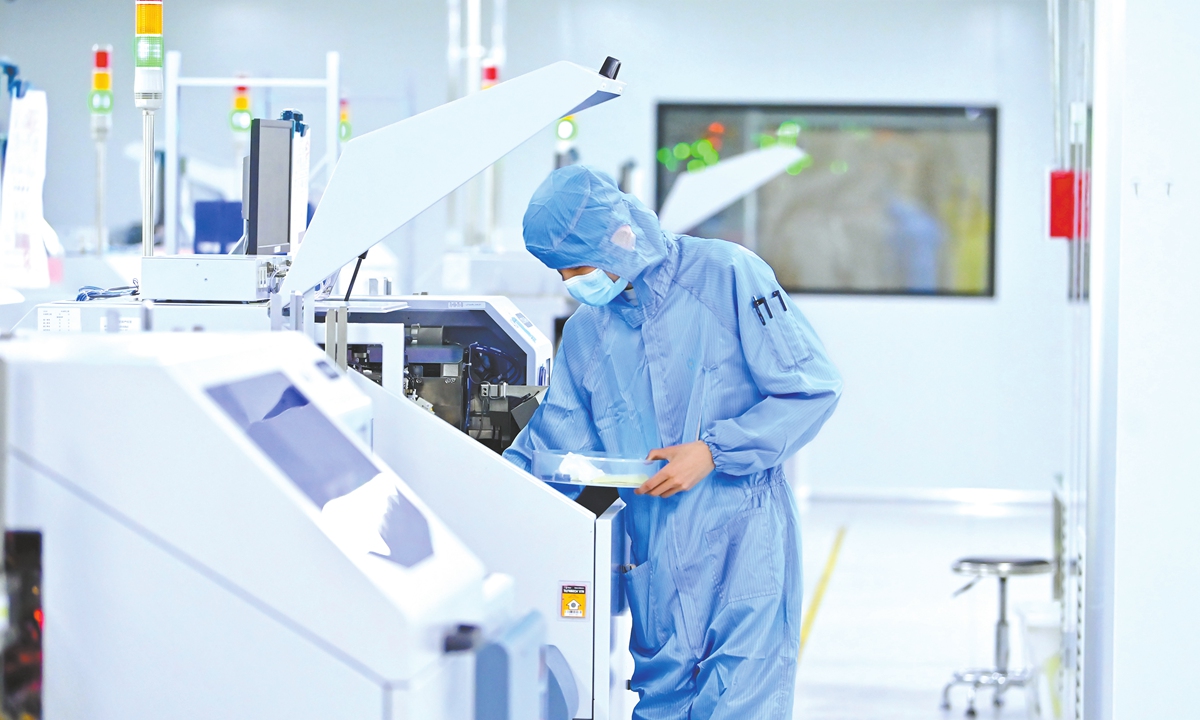 A worker operates an automated equipment for chip packaging and testing production in a semiconductor production company in Jiujiang, East China's Jiangxi Province on March 21, 2024. Photo: VCG 