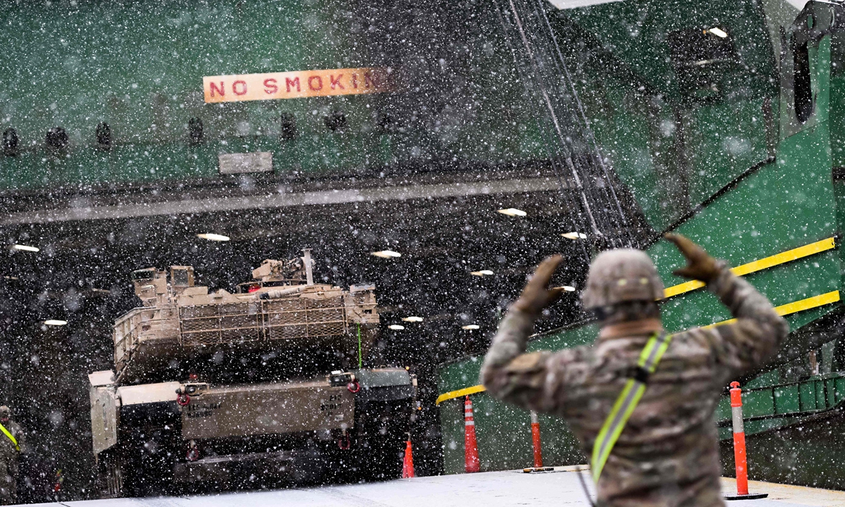 A US Army soldier signals the way to a M1A2 Abrams battle tank that will be used for military exercises by the 2nd Armored Brigade Combat Team, at the Baltic Container Terminal in Gdynia on December 3, 2022. The military equipment arrived in Poland as part of the Operation Atlantic Resolve, augmenting the air, ground and naval presence along the Eastern flank of the NATO. Photo: VCG