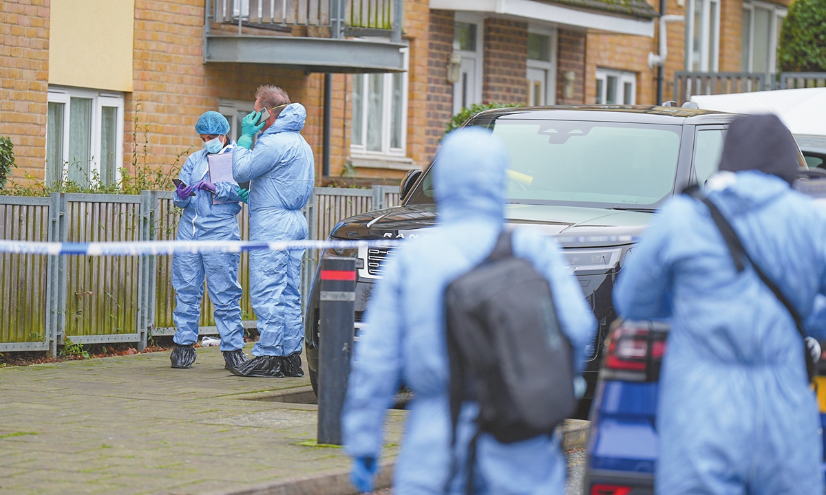 Police forensic officers patrol the scene on December 15, 2024 after a woman died and a man is in critical condition following a shooting in northwest London. Police were called at around 9.15 pm on Saturday night to Gifford Road, Brent, where a woman, believed to be in her 40s, was pronounced dead at the scene. Photo: VCG