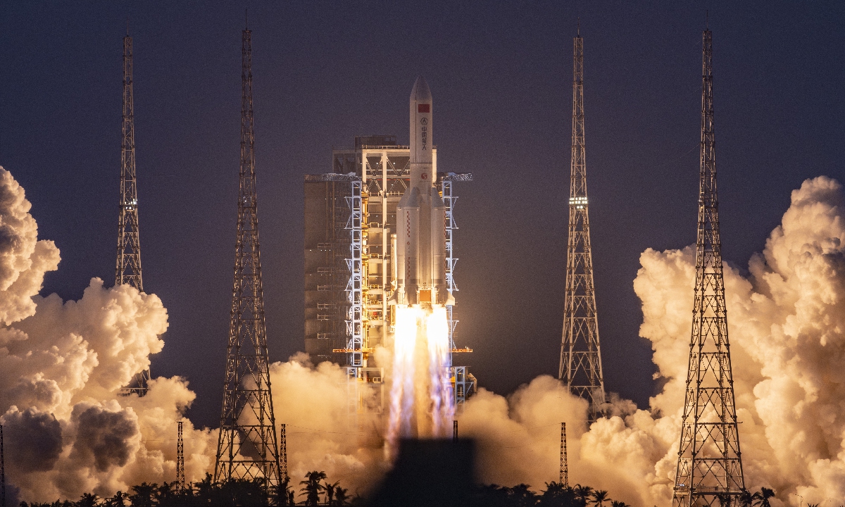 Carrying a group of low-orbit internet satellites, China's Long March-5B carrier rocket with the Yuanzheng-2 upper stage lifts off from the Wenchang Space Launch Site, South China's Hainan Province on December 16. Photo: VCG