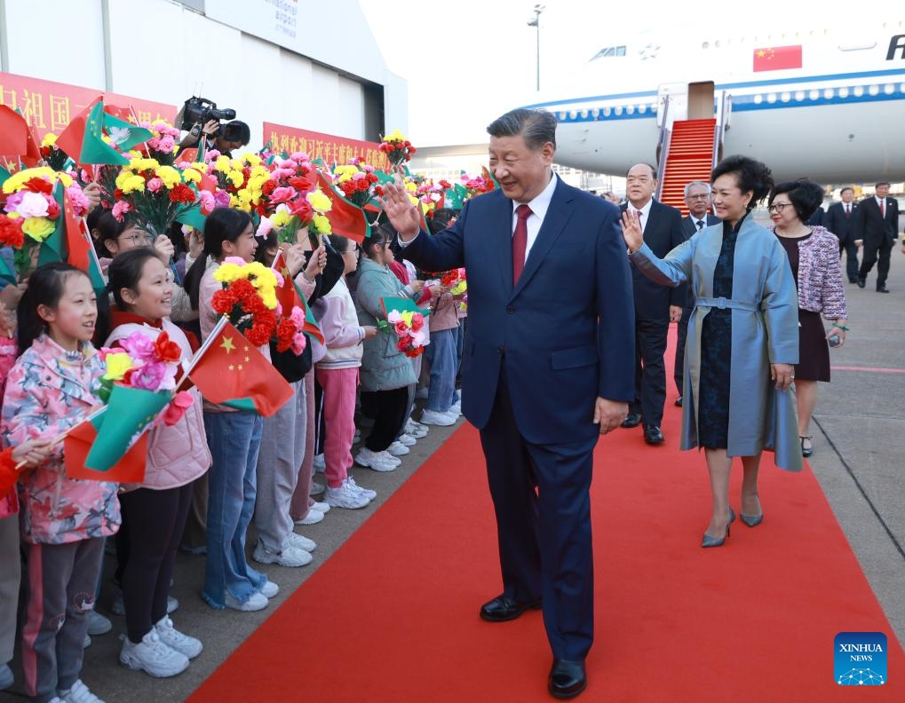 Chinese President Xi Jinping, also general secretary of the Communist Party of China Central Committee and chairman of the Central Military Commission, and his wife Peng Liyuan greet the welcoming crowd in Macao, south China, Dec. 18, 2024. (Photo: Xinhua)