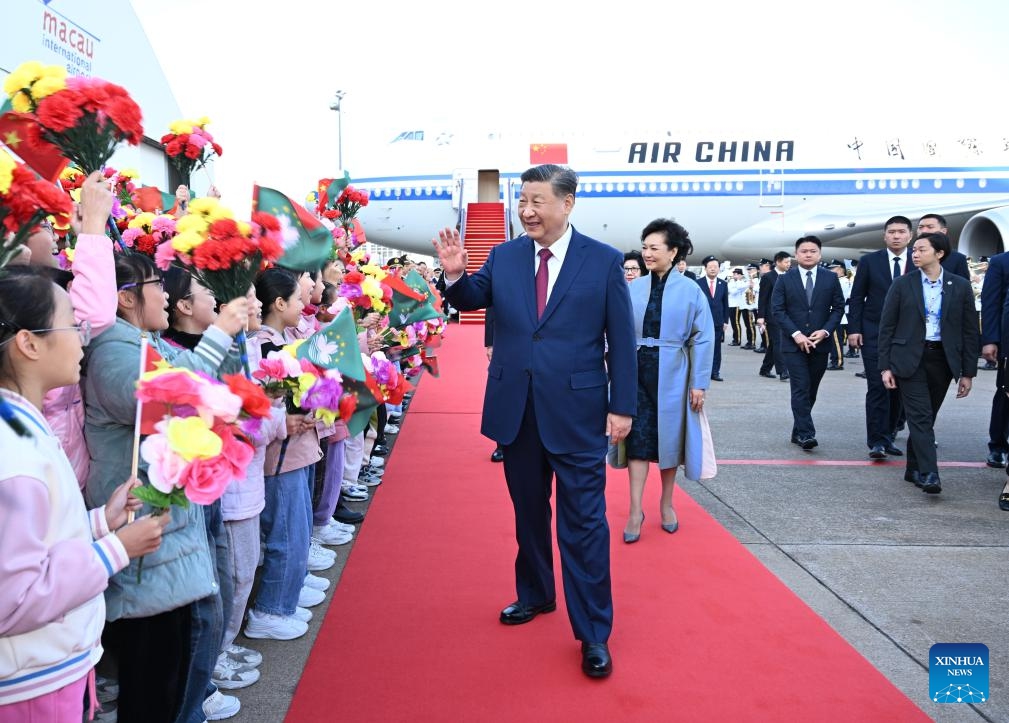 Chinese President Xi Jinping, also general secretary of the Communist Party of China Central Committee and chairman of the Central Military Commission, and his wife Peng Liyuan greet the welcoming crowd in Macao, south China, Dec. 18, 2024. (Photo: Xinhua)