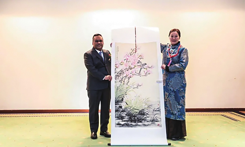 Malaysian Ambassador to China Norman Bin Muhamad (left) is gifted a painting. Photo: CCCPA