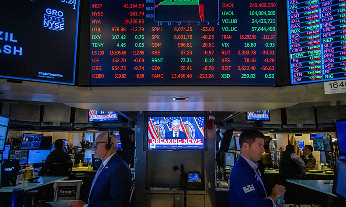 A television station broadcasts the US Federal Reserve's quarter-point interest-rate cut on the floor of the New York Stock Exchange (NYSE) on December 18, 2024. US stocks declined further after the Federal Reserve lowered rates by a quarter point. Photo: VCG