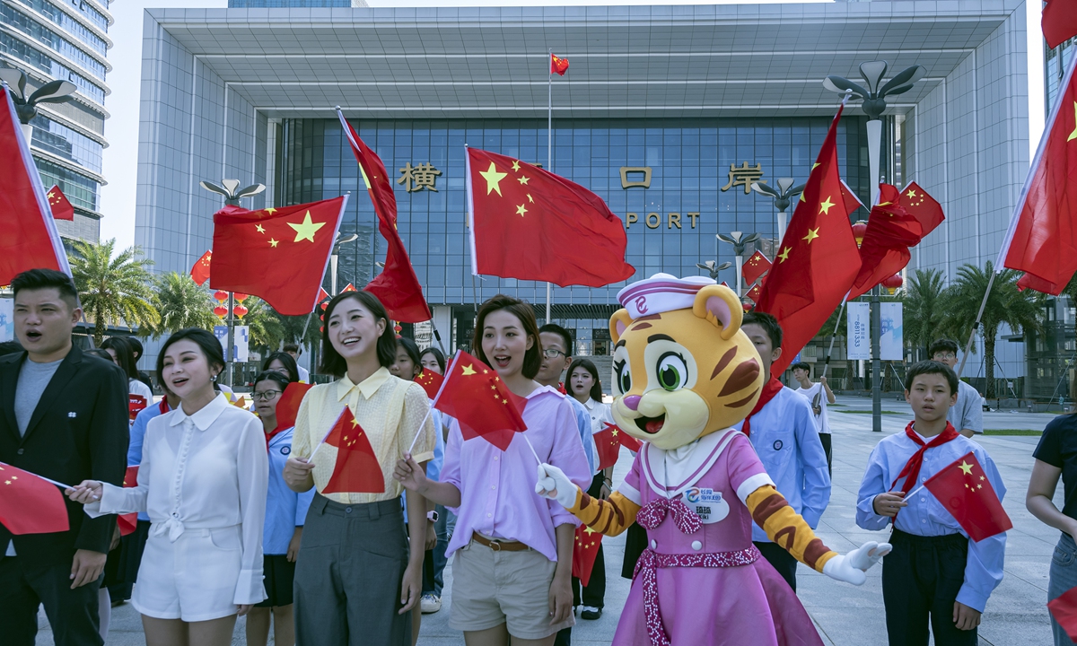 Youth representatives from Guangdong, Hong Kong, and Macao gather at the Hengqin port to celebrate the National Day on September 30, 2024. Photo: VCG
