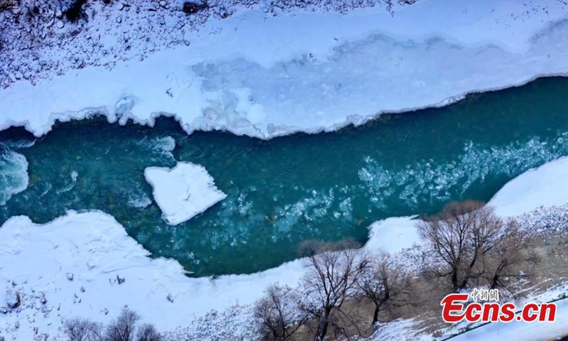 Crystal ice floats in the upper stream of Heihe River in Qilian County, Haibei Tibetan autonomous prefecture, northwest China's Qinghai Province. (Photo: China News Service/Zhang Hongke) 