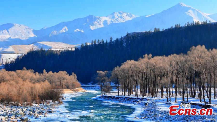 Crystal ice floats in the upper stream of Heihe River in Qilian County, Haibei Tibetan autonomous prefecture, northwest China's Qinghai Province. (Photo: China News Service/Zhang Hongke)
